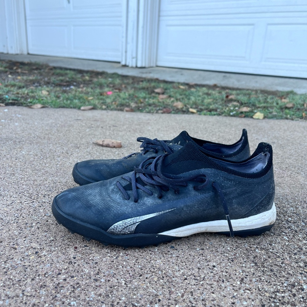 Puma Black Athletic Shoes with Streamlined Design and Synthetic Material